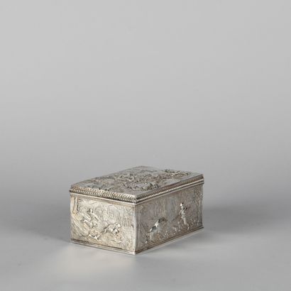 Boîte en argent repoussé 800 ‰ à décor cynégétique....