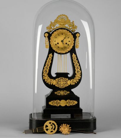 Pendule lyre en bois teinté noir et bronze...