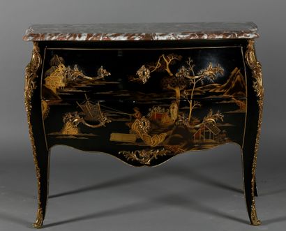 Commode sauteuse galbée de style Louis XV...