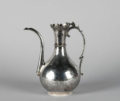 Belle théière en argent 800‰, martelé à décor...