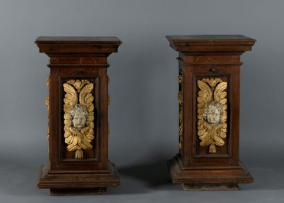 Paire de sellettes à base carrée en bois...