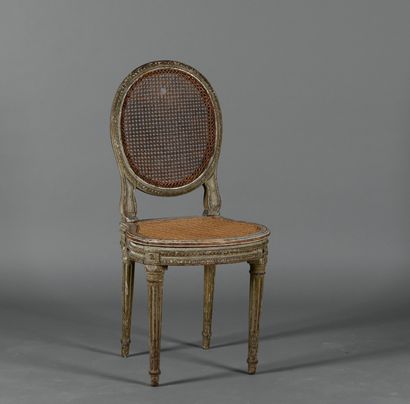 Petit chaise cannée en bois laqué gris, à...