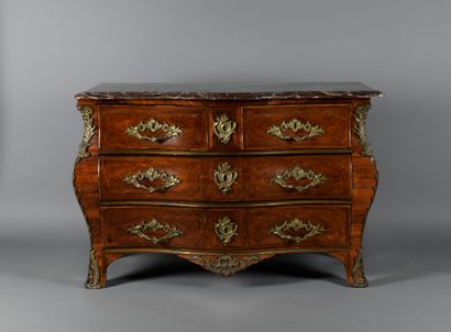 Commode en palissandre de forme mouvementée...