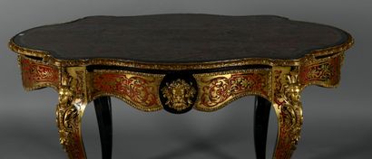 Beau guéridon en bois noirci à décor de marqueterie...