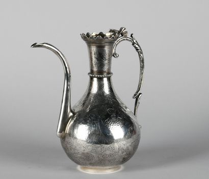 Belle théière en argent 800‰, martelé à décor...