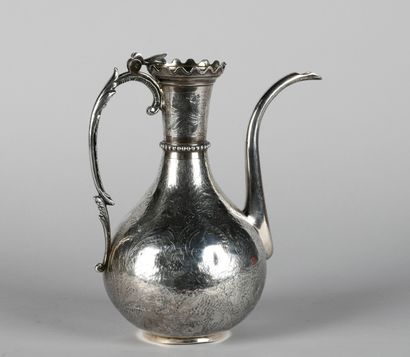 Belle théière en argent 800‰, martelé à décor...
