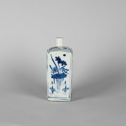 Bouteille en porcelaine bleu blanc

Chine,...