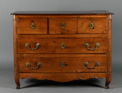 Commode en bois fruitier et noyer mouluré...