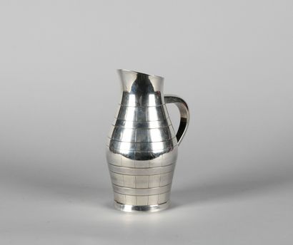 Belle verseuse en argent à motif géométrique...