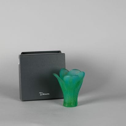 DAUM, France. 

Vase de forme tulipe en pâte...