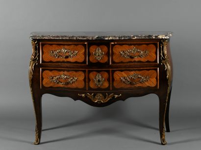 Commode sauteuse galbée de style Louis XV...
