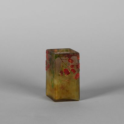 DAUM, Nancy. 

Petit vase de forme losangique...