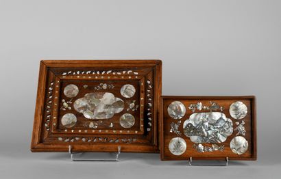 Panneau en bois sculpté et ajouré à décor...
