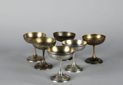 Ensemble de six coupes sur piédouche en argent...