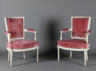 Paire de fauteuils en bois laqué blanc, supports...