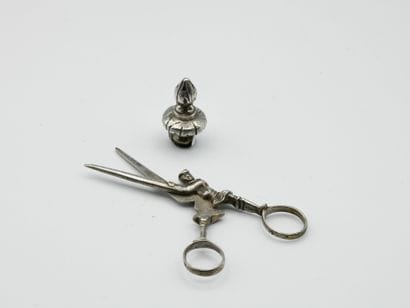 Petite paire de ciseaux en argent 800‰, figurant...