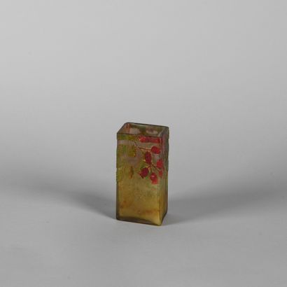DAUM, Nancy. 

Petit vase de forme losangique...