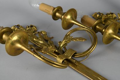 Paire d'appliques en bronze doré à deux bras...