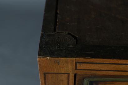 Commode en noyer, ouvrant en façade à trois...