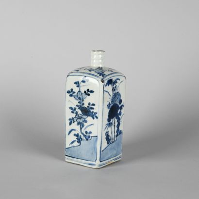 Bouteille en porcelaine bleu blanc

Chine,...