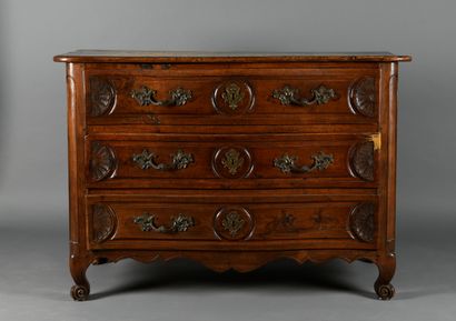 Commode lyonnaise en noyer mouluré, la façade...