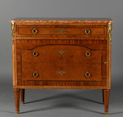 Commode en placage de ronce de noyer et marqueterie...