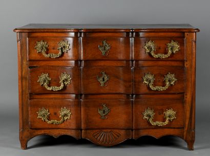 Commode arbalète en noyer mouluré à façade...