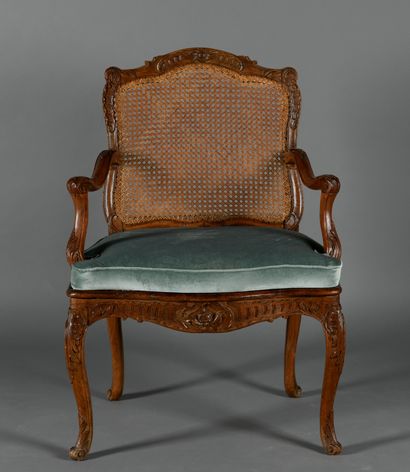 Fauteuil à dossier plat, en noyer mouluré...