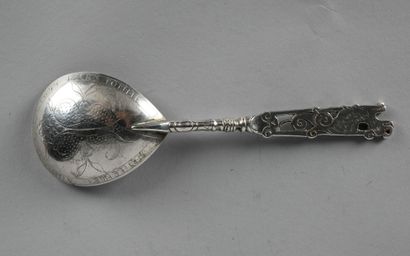 Cuillère en argent 800‰, le manche ajouré...
