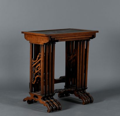 Ensemble de quatre tables gigognes en bois...