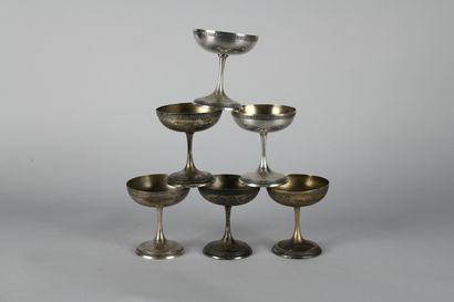 Ensemble de six coupes sur piédouche en argent...