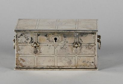 Boîte en argent 800 ‰ imitant un petit coffre...