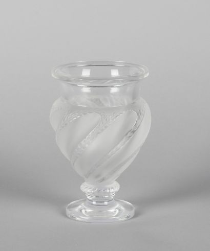 LALIQUE, France.

Vase en cristal moulé et...