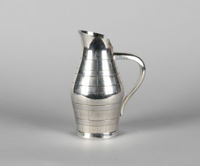 Belle verseuse en argent à motif géométrique...