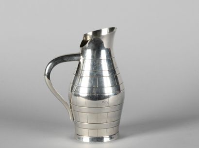 Belle verseuse en argent à motif géométrique...