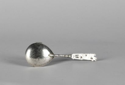 Cuillère en argent 800‰, le manche ajouré...