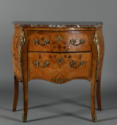 Petite commode d'entre-deux de style Louis...
