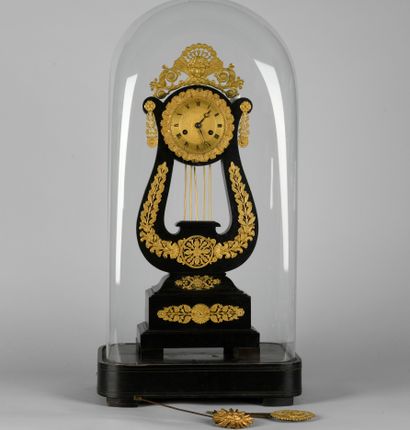 Pendule lyre en bois teinté noir et bronze...