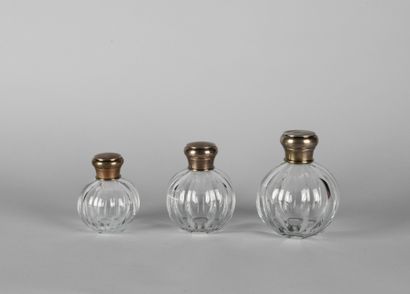 BACCARAT, France. 

Ensemble de trois flacons...
