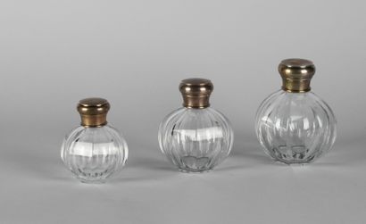 BACCARAT, France. 

Ensemble de trois flacons...