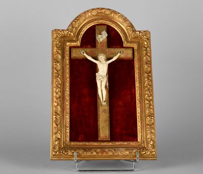 
Christ en croix en ivoire sculpté, croix...