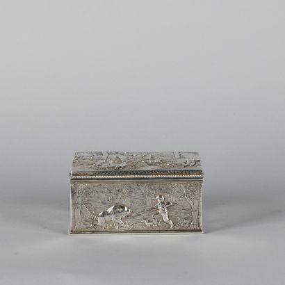 Boîte en argent repoussé 800 ‰ à décor cynégétique....