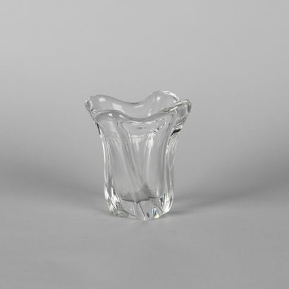DAUM, France. 

Petit vase en cristal moulé...