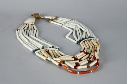 Collier Naga composé d'un assemblage de perles...