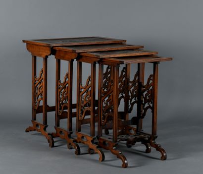 Ensemble de quatre tables gigognes en bois...