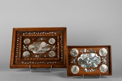 Panneau en bois sculpté et ajouré à décor...