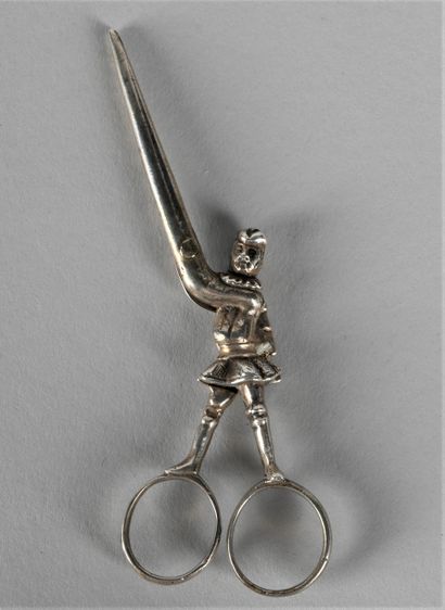Petite paire de ciseaux en argent 800‰, figurant...