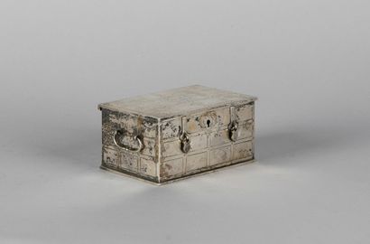 Boîte en argent 800 ‰ imitant un petit coffre...