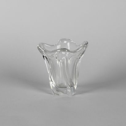 DAUM, France. 

Petit vase en cristal moulé...