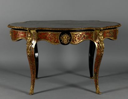 Beau guéridon en bois noirci à décor de marqueterie...